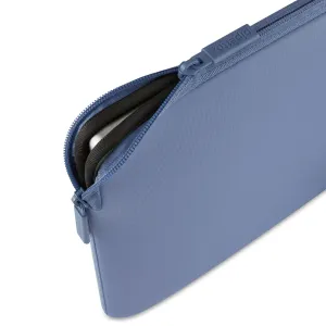 Housse pour ordinateur portable Pipetto bleue avec fermeture zippée et intérieur rembourré, présentée partiellement ouverte sur fond blanc.