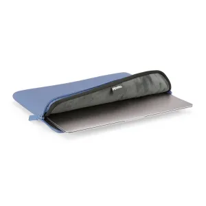 Housse Pipetto Classic Fit Sleeve bleue pour MacBook Air/Pro, avec fermeture zippée et ordinateur portable argenté partiellement inséré