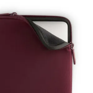 Housse Pipetto bordeaux pour MacBook, avec fermeture zippée et doublure douce, partiellement ouverte avec un ordinateur portable à l'intérieur