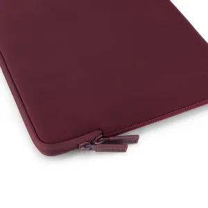 Housse Pipetto bordeaux pour MacBook avec fermeture zippée, coins arrondis et double tirettes siglées