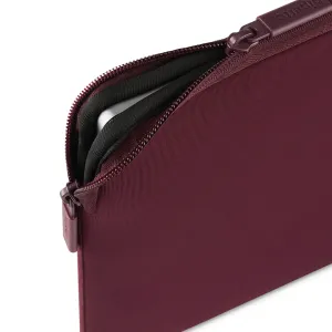 Housse Pipetto Classic Fit pour MacBook, bordeaux, partiellement ouverte, laissant voir un intérieur matelassé noir et un ordinateur portable à l’intérieur