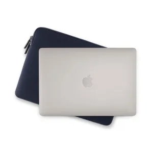Pipetto tumesinine MacBooki ümbris AirTagi tasku ja tõmblukuga, pildil koos sülearvutiga.