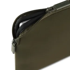 Pipetto dark olive MacBook sleeve with zip closure, padded interior and AirTag pocket