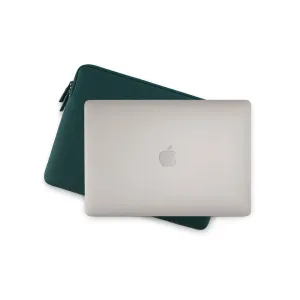 Housse Pipetto Classic Fit vert pétrole foncé pour MacBook, avec fermeture éclair, présentée avec un MacBook argent.