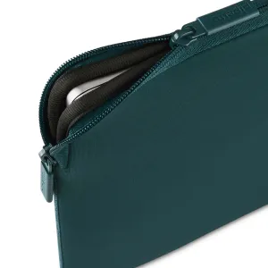 Housse Pipetto bleu sarcelle pour MacBook avec fermeture zippée, partiellement ouverte pour laisser voir un ordinateur portable à l'intérieur, sur fond blanc