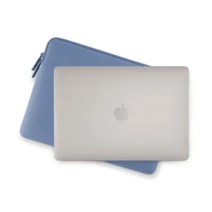 Housse bleue Pipetto pour MacBook avec fermeture éclair, présentée avec un ordinateur portable argenté pour une protection quotidienne fine.