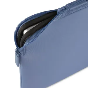 Housse Pipetto bleue pour MacBook Air et Pro, partiellement ouverte, avec fermeture zippée et intérieur doux doublé