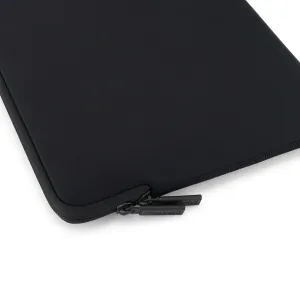 Pipetto svart Classic Fit-fodral för MacBook Air 15 med tunt dragkedjeskydd och sydda kanter