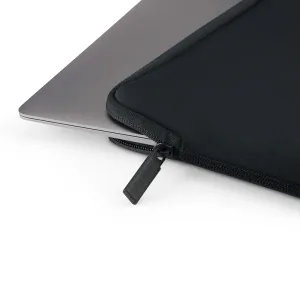 Pipetto svart fodral med dragkedja för MacBook Air 15, med en silverfärgad bärbar dator delvis inskjuten