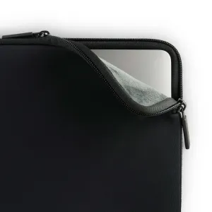 Pipetto Classic Fit MacBook apvalks melnā krāsā ar atvērtu rāvējslēdzēju un mīkstu pelēku mākslīgās kažokādas oderi