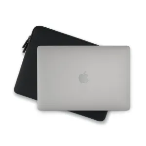 Pipetto Classic Fit melns MacBook Neo 13 collu maciņš ar rāvējslēdzēja aizdari un noapaļotu aizsargājošu formu