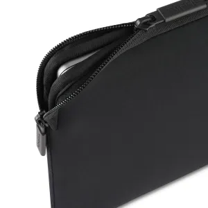 Pipetto Classic Fit apvalks MacBook Neo 13 collu, melns, rāvējslēdzēja atvēruma tuvplāns ar ierīci iekšpusē