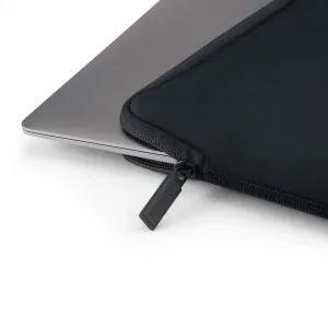 Pipetto melns MacBook apvalks ar rāvējslēdzēju un teksturētu apdari, kurā daļēji ievietots sudraba klēpjdators