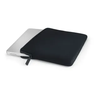 Pipetto Classic Fit MacBook maciņš melnā krāsā, plāns aizsargājošs neoprēna maciņš ar rāvējslēdzēju un daļēji ievietotu sudraba krāsas klēpjdatoru