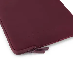 Pipetto burgundipunane MacBooki ümbris tekstuurse neopreenist välispinna ja kahe kaubamärgiga tõmblukuotsaga