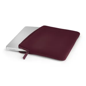 Pipetto Classic Fit MacBook Neo 13-tolline burgundivärvi lukuga ümbris, mille sees on hõbedane sülearvuti