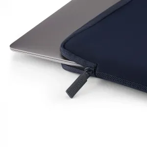 Pipetto Classic Fit MacBooki ümbris tumesinises toonis, lukuga, millesse on osaliselt sisestatud hõbedane MacBook.