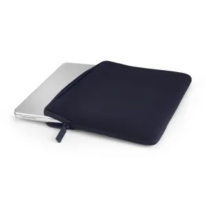 Pipetto Classic Fit ümbris MacBookile, tumesinine neopreenist ümbris lukuga ja osaliselt nähtav hõbedane sülearvuti
