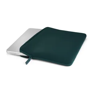 Pipetto Classic Fit MacBook uzmava tumši zilganzaļā krāsā ar rāvējslēdzēja aizdari, attēlota ar daļēji ievietotu sudraba klēpjdatoru.