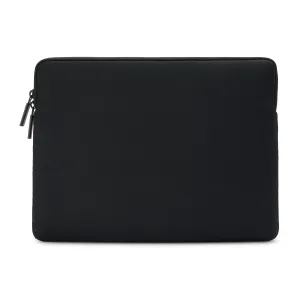 Pipetto Classic Fit uzmava MacBook Neo 13 collu modelim melnā krāsā, plāns neoprēna klēpjdatora futrālis ar rāvējslēdzēja aizdari