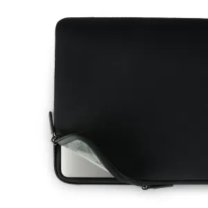 Pipetto Classic Fit melns MacBook futrālis ar rāvējslēdzēja aizdari, ar mīkstu gaiši pelēku oderi