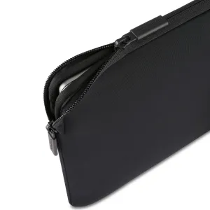 Pipetto Classic Fit melns MacBook apvalks ar divvirzienu rāvējslēdzēju, ar polsterētu atvērumu un sudraba klēpjdatora malu