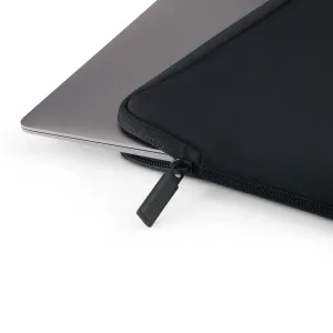 Pipetto melns MacBook apvalks ar rāvējslēdzēja aizdari un daļēji ievietotu sudrabpelēku klēpjdatoru