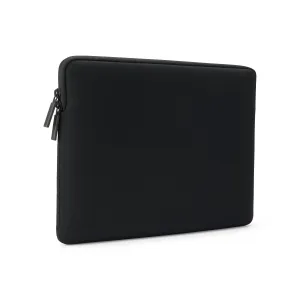 Pipetto Classic Fit Sleeve for MacBook Neo 13 collu, melns klēpjdatora apvalks ar rāvējslēdzēja aizdari un noapaļotiem stūriem