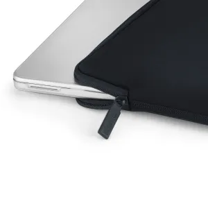 Pipetto melns MacBook apvalks ar rāvējslēdzēja malu un zīmola mēlīti blakus sudraba klēpjdatoram