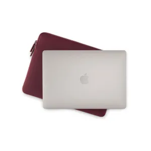 Pipetto Classic Fit MacBook Neo 13-tolline ümbris bordoopunases toonis, kahesuunalise lukuga, näidatud sülearvutiga.