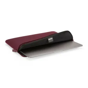 Pipetto Classic Fit MacBooki ümbris bordoopunases toonis, kahesuunalise luku ja pehme kunstkarusnahast voodriga, osaliselt avatud, sülearvuti sees