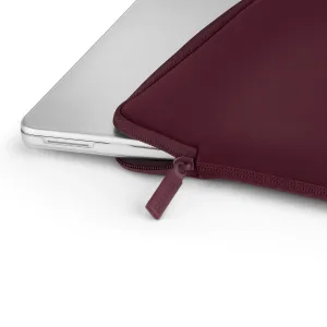 Pipetto Classic Fit MacBooki ümbris bordoopunases toonis, tekstuurse kandiga ja kahesuunalise tõmbluku tõmmitsaga