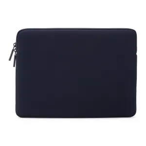 Pipetto Classic Fit sülearvutiümbris MacBook Neo 13-tollisele, tumesinises toonis, õhuke tekstuurse viimistlusega neopreenist sülearvutiümbris