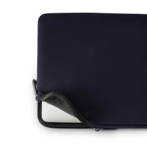 Pipetto tumesinine MacBooki ümbris lukuga avausega, pehme halli voodri ja sees oleva sülearvutiga