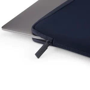 Pipetto Classic Fit Sleeve MacBookile, tumesinine lukuga sülearvutiümbris, kuhu on sülearvuti osaliselt sisestatud