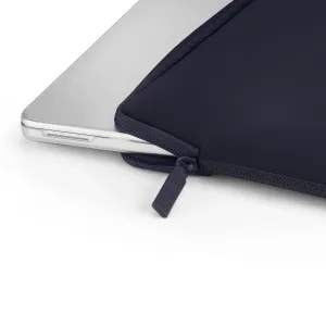 Pipetto tumesinine MacBooki ümbris tõmblukuga avausega ja osaliselt sisse pandud hõbedane sülearvuti