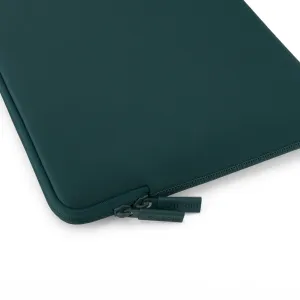 Pipetto Classic Fit MacBook maciņš tumši zilgani zaļā krāsā ar teksturētu audumu, rāvējslēdzēju gar malu un diviem rāvējslēdzēja satvērējiem