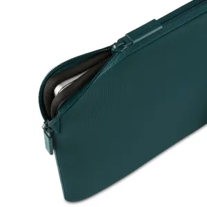 Pipetto Classic Fit MacBook apvalks tumši tirkīzzilā krāsā ar divvirzienu rāvējslēdzēju un mīkstu oderētu iekšpusi