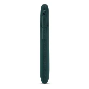 Pipetto Classic Fit MacBook apvalks tumši zilganzaļā krāsā ar rāvējslēdzēja malu un zīmola mēlītēm