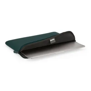 Pipetto Classic Fit MacBook apvalks tumši zilganzaļā krāsā, daļēji atvērts, ar sudraba klēpjdatoru iekšpusē