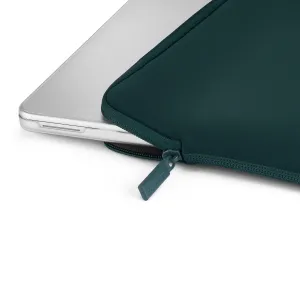 Pipetto Classic Fit MacBook apvalks tumši tirkīza krāsā ar rāvējslēdzēja aizdari un zīmola mēlīti