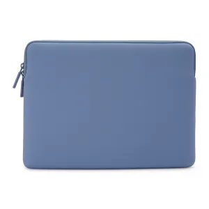 Pipetto Classic Fit MacBook-fodral i blått med rundade hörn, dragkedja upptill och dubbla dragflikar