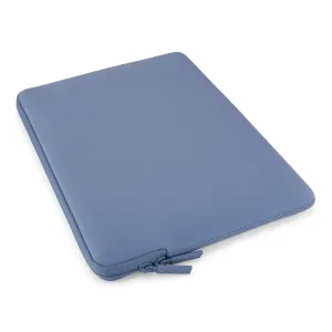 Pipetto blått MacBook-fodral med dragkedjestängning och dubbla draghandtag på enkel vit bakgrund