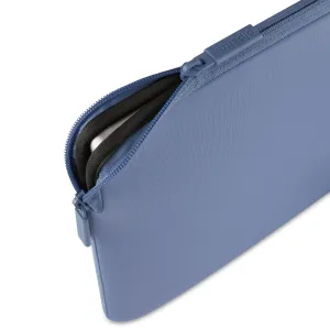Pipetto Classic Fit MacBook-fodral med öppen blå dragkedja, präglad dragflik och svart vadderat foder