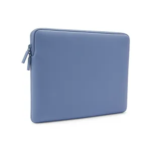 Pipetto Classic Fit MacBook Neo-fodral i blått, med vadderade rundade kanter och dubbla dragkedjeflikar