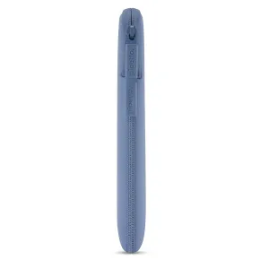 Pipetto Classic Fit-fodral för MacBook Neo i blått, med dragkedjestängning och varumärkesmärkta dragflikar