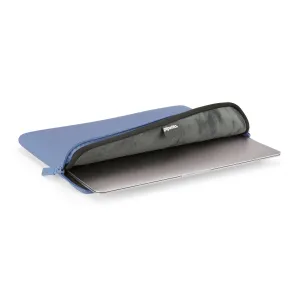 Pipetto Classic Fit MacBook-fodral i blått med mjukt grått foder, visat öppet med en laptop delvis inskjuten.