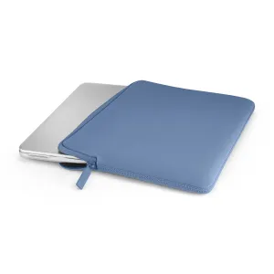 Pipetto blått laptopfodral med dragkedja och en silverfärgad MacBook delvis inskjuten