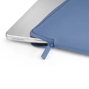 Pipetto Classic Fit-fodral för MacBook med blå dragkedja och märkesförsedd dragflik, delvis öppet kring en silverfärgad laptop