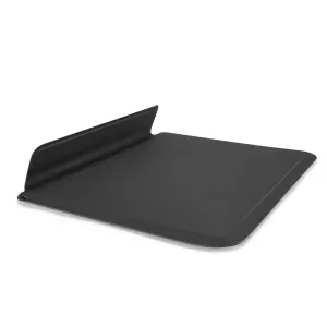 Housse Pipetto noire ultra-fine pour MacBook avec rabat rabattable et fermeture magnétique, présentée ouverte